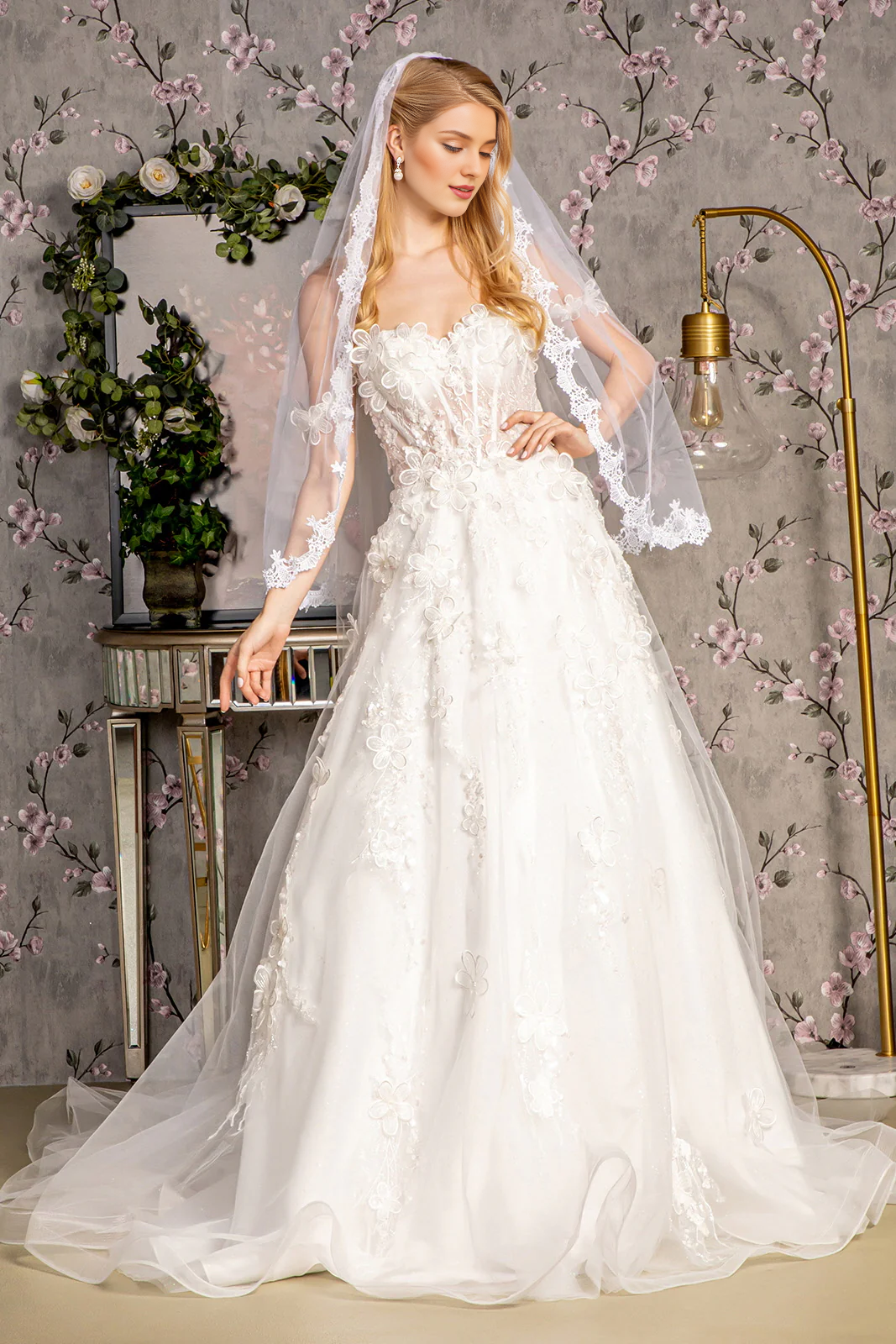 Abito da sposa con maniche a mantello e spalle scoperte, con decalcomania floreale 3D